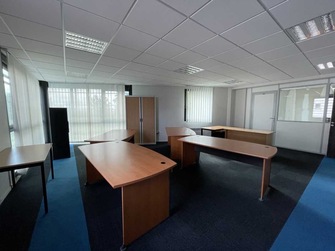 Situé sur les abords de l'autoroute A1, l'immeubl