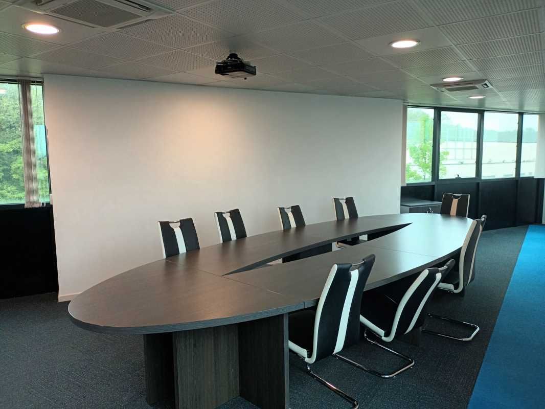 Situé sur les abords de l'autoroute A1, l'immeubl