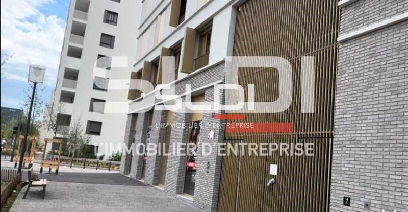 Idéalement situés au Carré de Soie, proximité imm