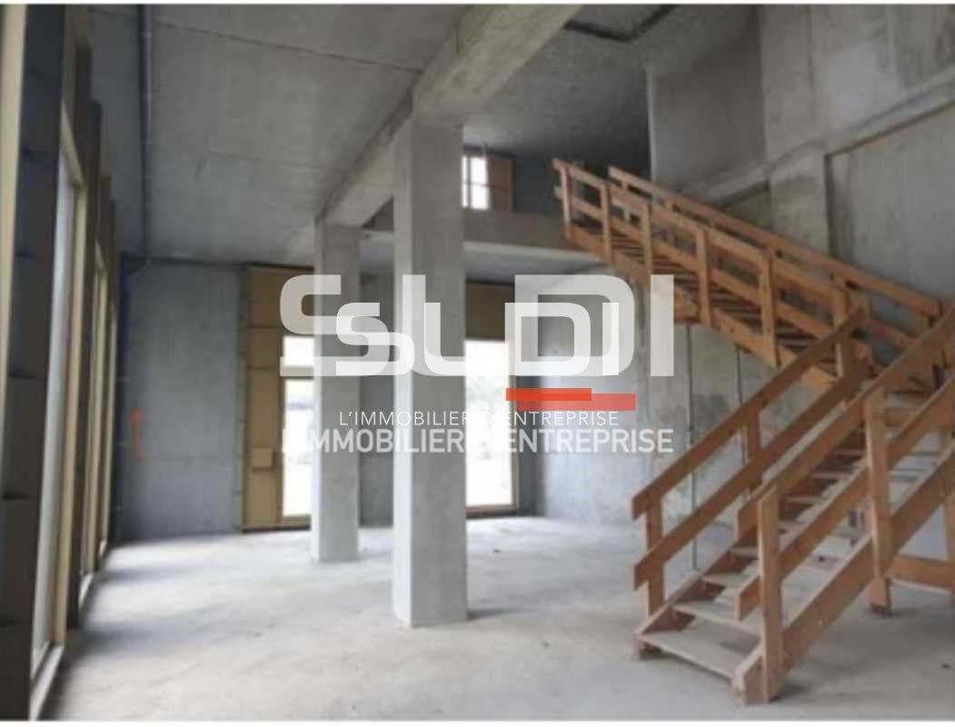 Idéalement situés au Carré de Soie, proximité imm