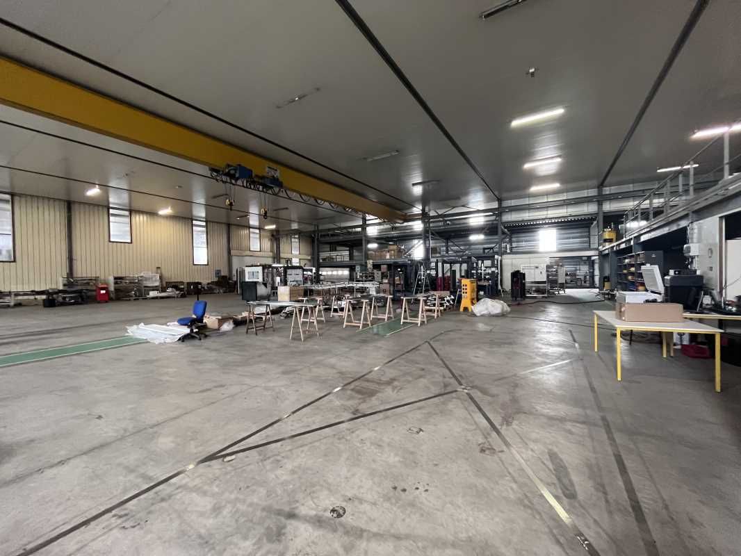 Activités de 1 340 m² non divisibles à Louer à VA