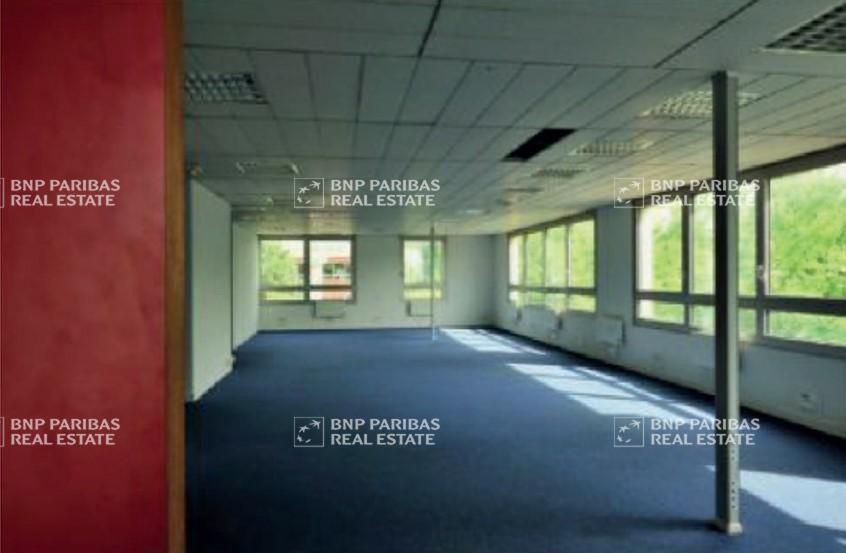 300 m² pour ce bureaux en location à Émerainville