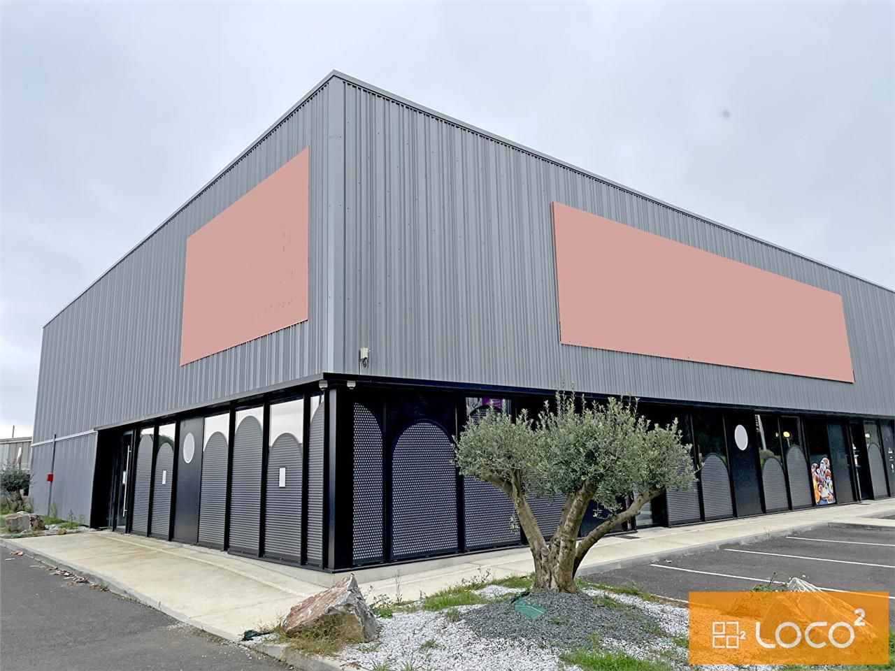 Location local commercial 600.00 m² à CORNEBARRIEU