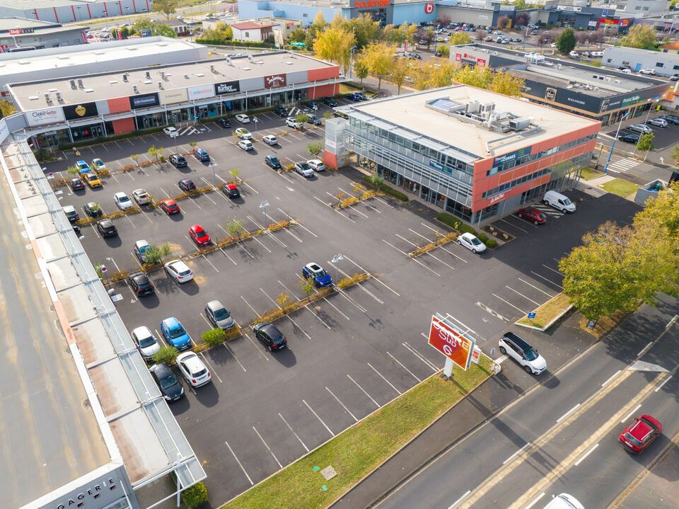 Valoris Real Estate vous propose un local commercial dans un centre commercial au coeur d'une zone commerciale en périphérie de Clermont Ferrand.