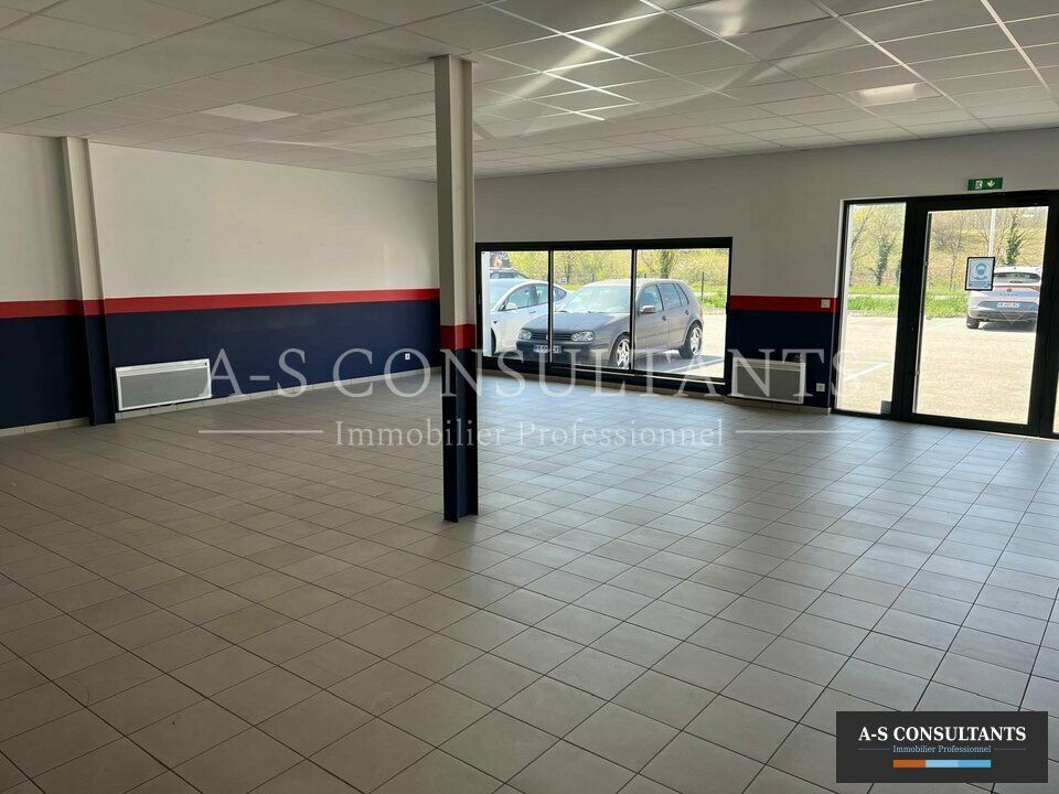 A vendre, BELLEY (01300) - Zone Artisanale - superbe local avec showroom, 370 m² environ, grande visibilité (+ de 10 000 véhicules/jour), zone de stockage, porte sectionnelle, bureaux, mezzanine, 6 places privatives - normes PMR.