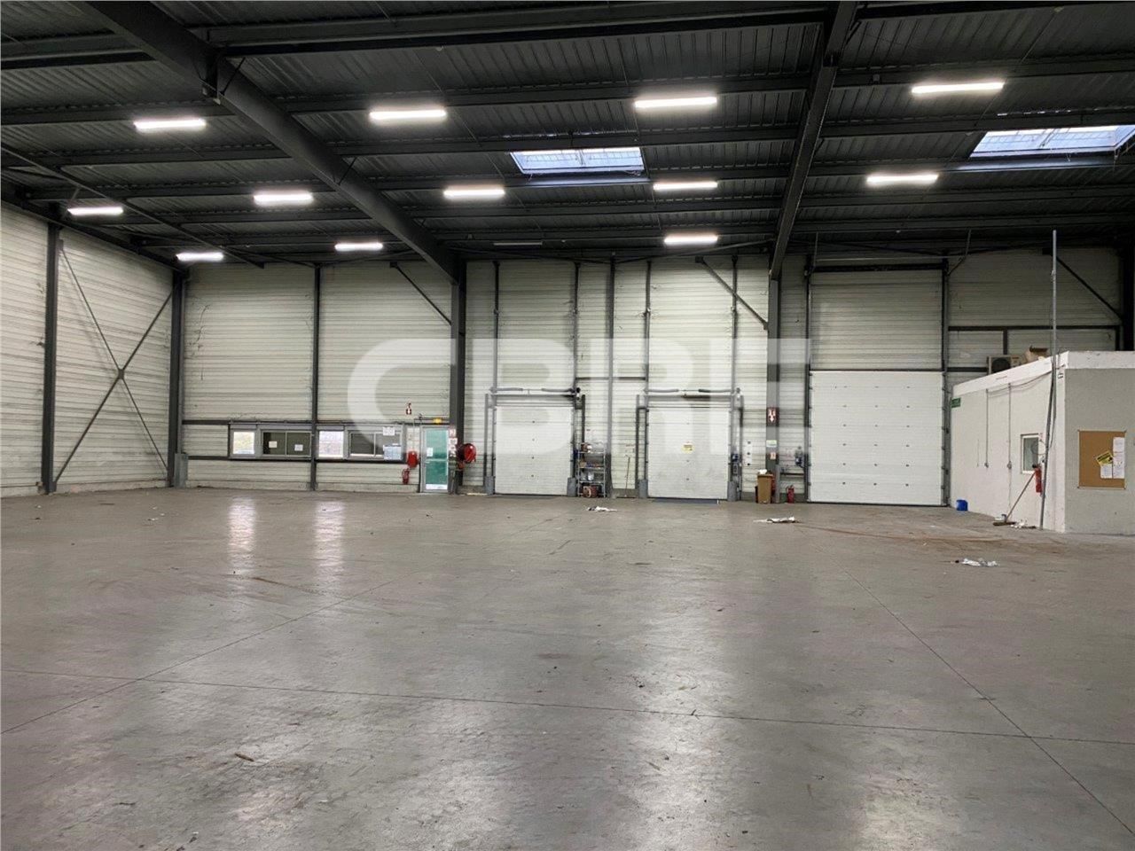 RARE A LOUER ENTREPÔT AVEC 2 QUAIS : CBRE vous pr