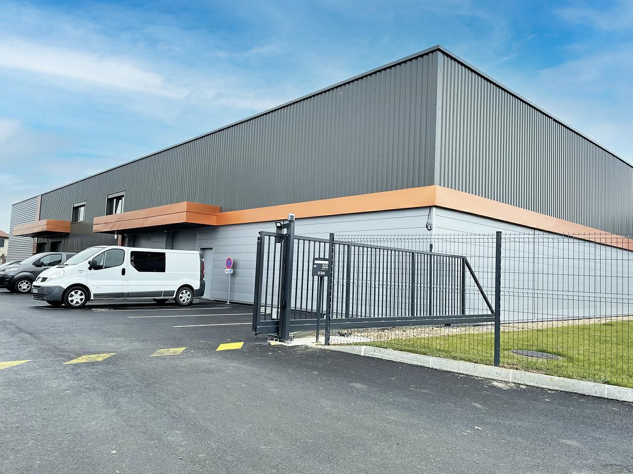 Location Activité 822 m² divisibles 69400 Gleize