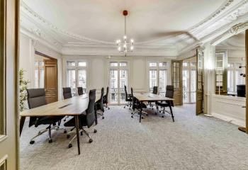 Location bureaux Paris 9 - Métro et RER au pied de l'immeuble