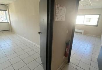 Location bureaux Aubière, proche services et transports, 12 places de stationnement