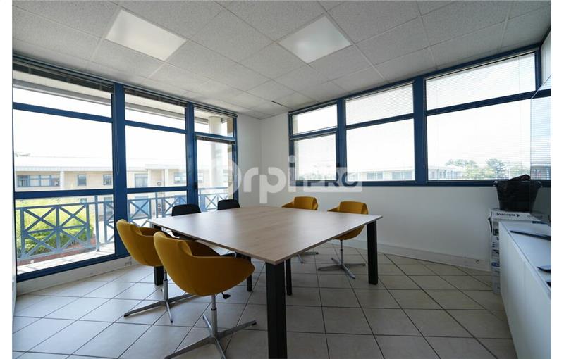 Location de bureau de 174 m² à Bron - 69500 photo - 1