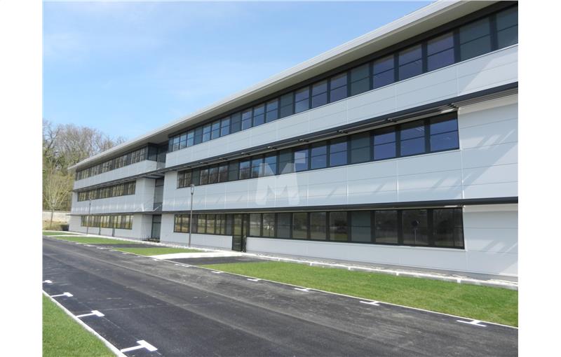 Location de bureau de 2 538 m² à Bruyères-le-Châtel - 91680 photo - 1