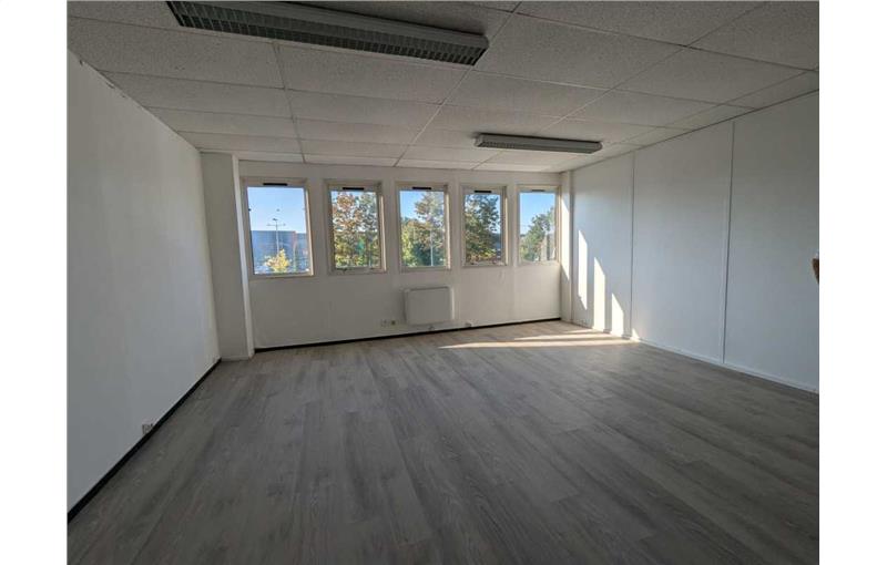 Location de bureau de 630 m² à Coignières - 78310 photo - 1