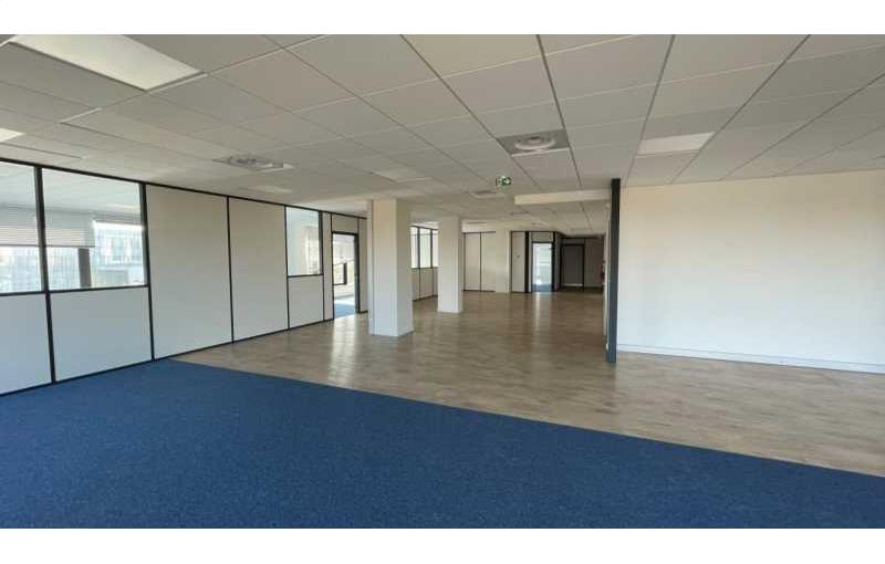 Location de bureau de 922 m² à Jossigny - 77600 photo - 1