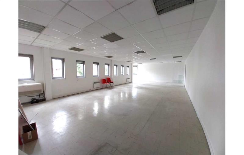 Location de bureau de 300 m² à Montigny-le-Bretonneux - 78180 photo - 1