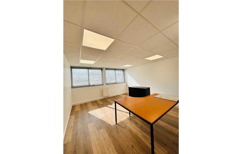 Location de bureau de 70 m² à Nanterre - 92000 photo - 1