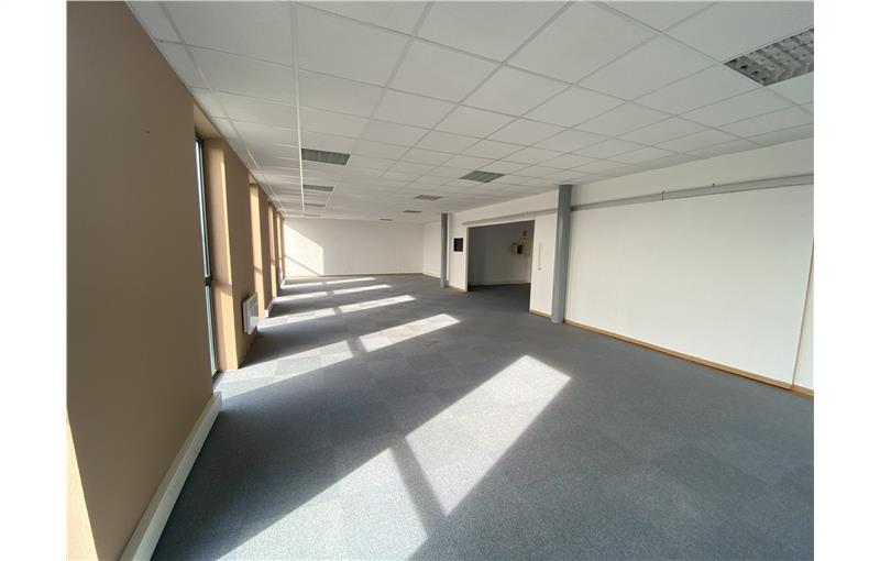 Location de bureau de 192 m² à Nogent-le-Phaye - 28630 photo - 1