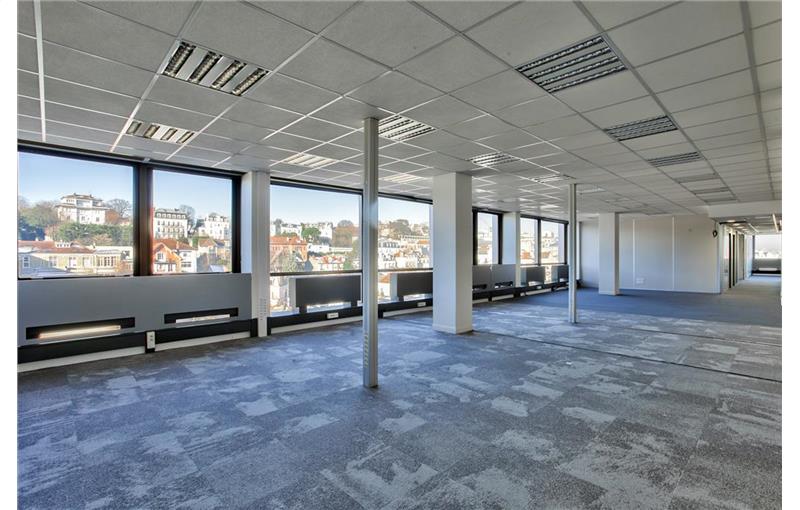 Location de bureau de 2 441 m² à Saint-Cloud - 92210 photo - 1