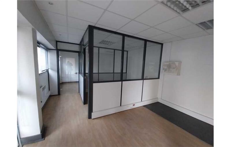 Location de bureau de 231 m² à Saint-Ouen-l'Aumône - 95310 photo - 1