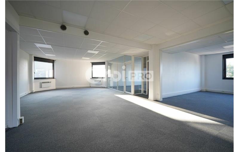 Location de bureau de 131 m² à Saint-Quentin-Fallavier - 38070 photo - 1