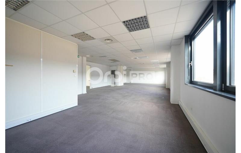 Location de bureau de 132 m² à Saint-Quentin-Fallavier - 38070 photo - 1