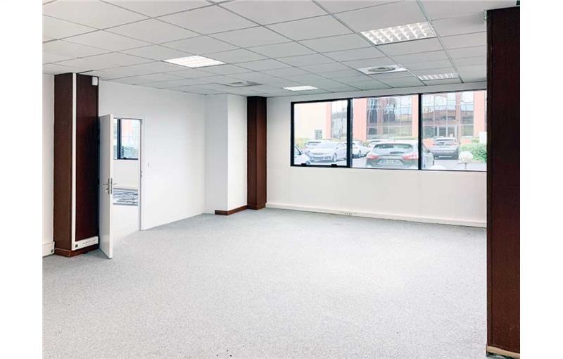 Location de bureau de 831 m² à Saint-Thibault-des-Vignes - 77400 photo - 1