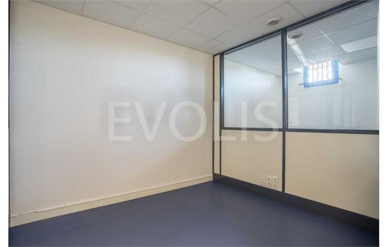 Location de bureau de 1 601 m² à Vaux-le-Pénil - 77000 photo - 1