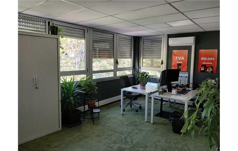 Location de bureau de 577 m² à Vitrolles - 13127 photo - 1