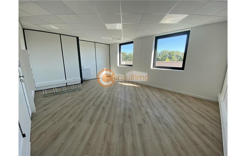 Location de local commercial de 27 m² à Fargues-Saint-Hilaire - 33370 photo - 1