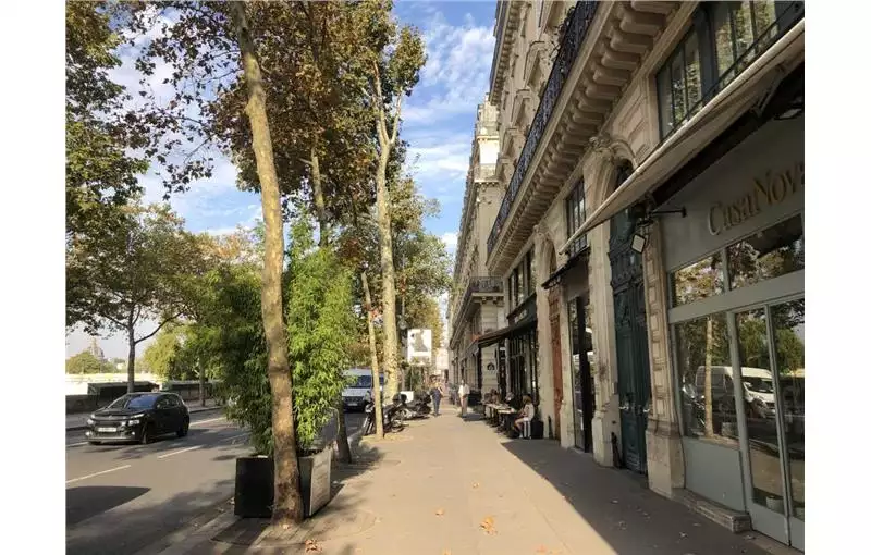 Location de local commercial de 235 m² à Paris 1 - 75001