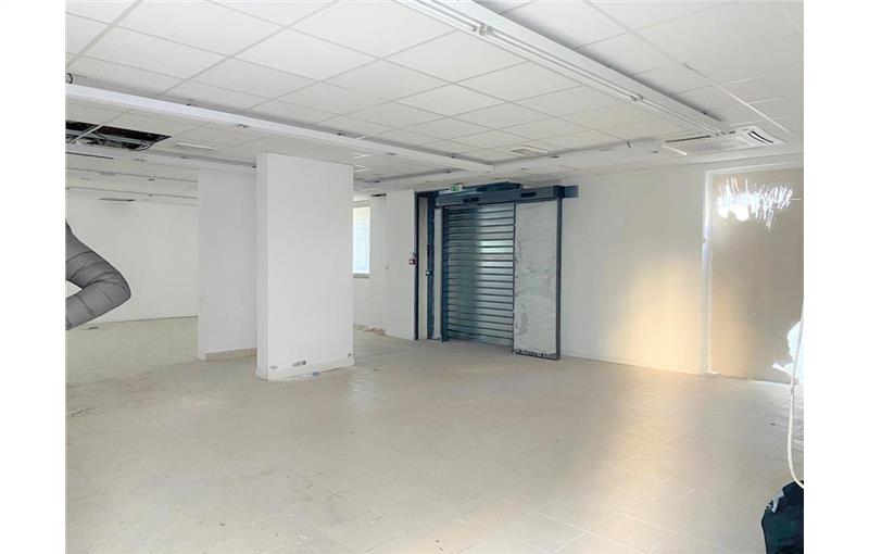 Location de local commercial de 223 m² à Paris 19 - 75019 photo - 1