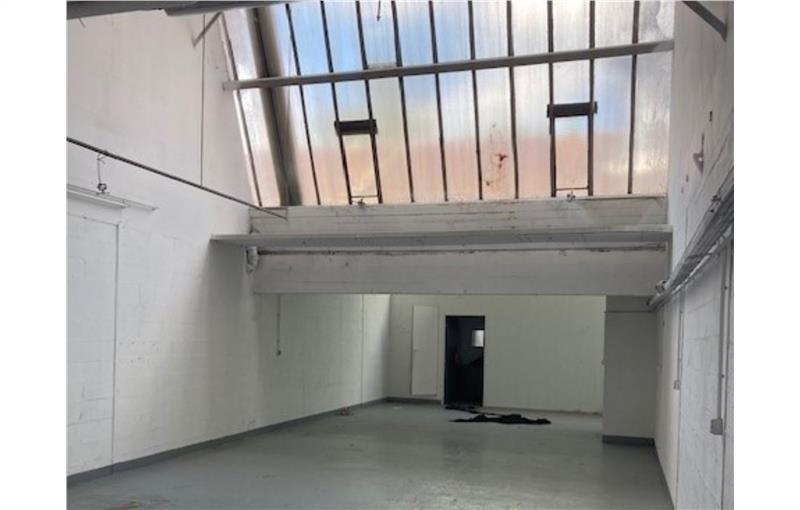 Location d'entrepôt de 4 248 m² à Bobigny - 93000 photo - 1