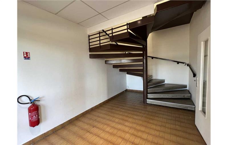 Location d'entrepôt de 901 m² à Coignières - 78310 photo - 1