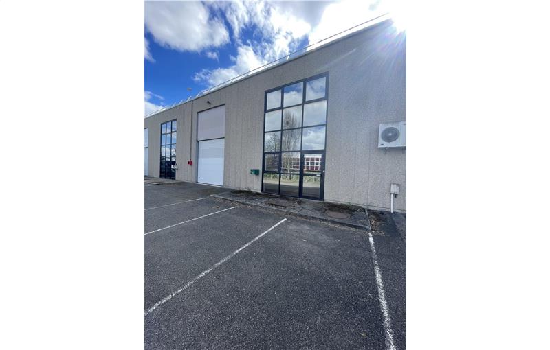 Location d'entrepôt de 882 m² à Coignières - 78310 photo - 1