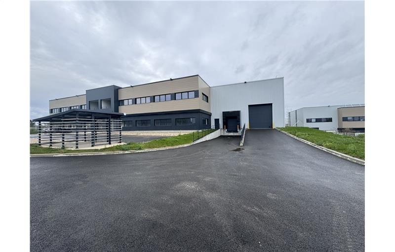 Location d'entrepôt de 3 853 m² à Colombier-Saugnieu - 69124 photo - 1