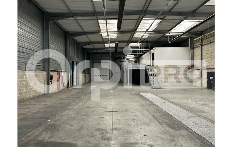 Location d'entrepôt de 2 374 m² à Compiègne - 60200 photo - 1