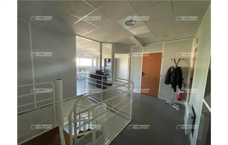 Location d'entrepôt de 1 232 m² à Décines-Charpieu - 69150 photo - 1