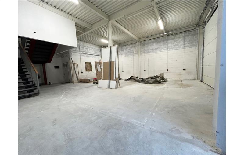 Location d'entrepôt de 184 m² à Élancourt - 78990 photo - 1