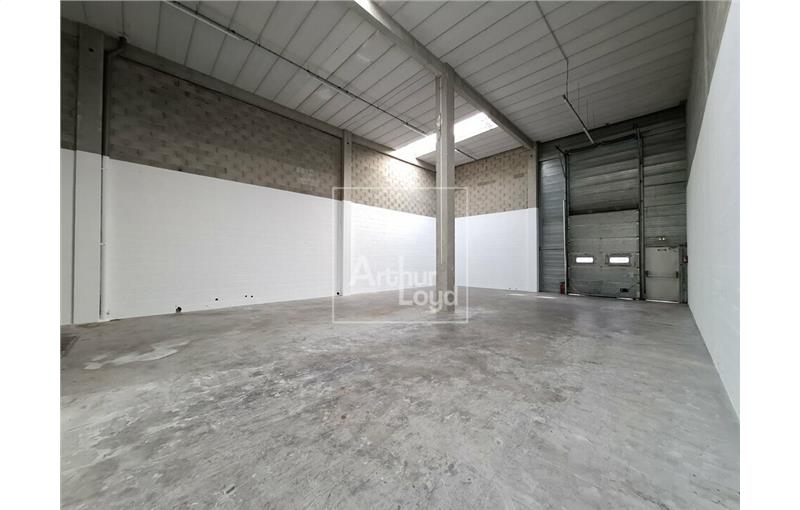 Location d'entrepôt de 379 m² à Émerainville - 77184 photo - 1