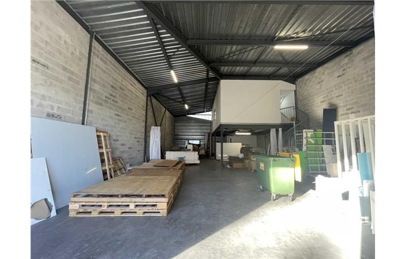 Location d'entrepôt de 302 m² à Le Taillan-Médoc - 33320 photo - 1