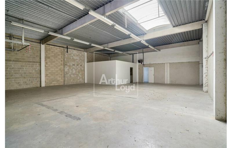 Location d'entrepôt de 385 m² à Lognes - 77185 photo - 1