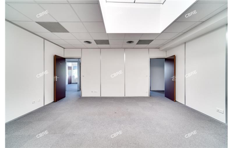 Location d'entrepôt de 648 m² à Lognes - 77185 photo - 1