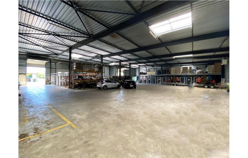 Location d'entrepôt de 2 455 m² à Montigny-le-Bretonneux - 78180 photo - 1