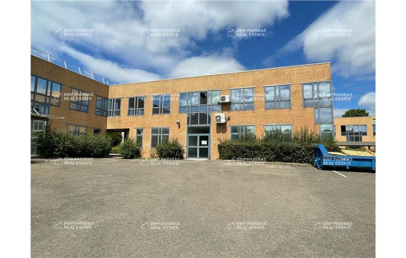 Location d'entrepôt de 808 m² à Montigny-le-Bretonneux - 78180 photo - 1