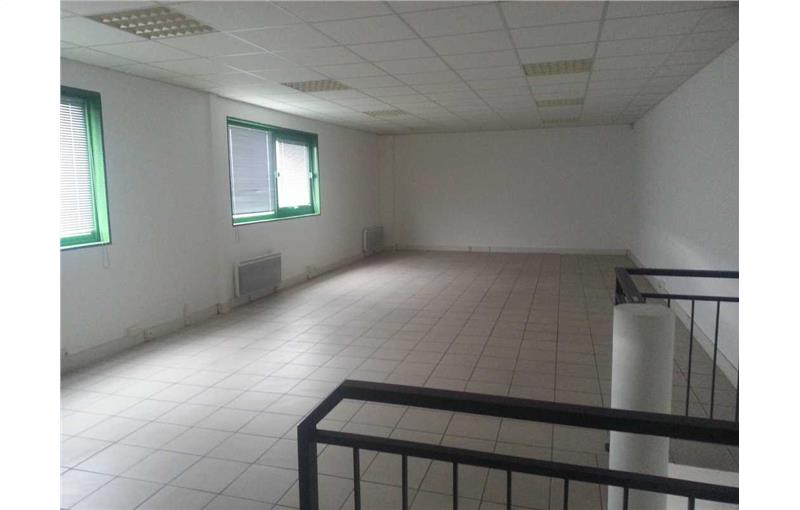 Location d'entrepôt de 680 m² à Persan - 95340 photo - 1