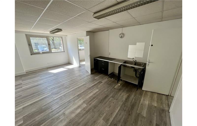 Location d'entrepôt de 348 m² à Roissy-en-France - 95700 photo - 1