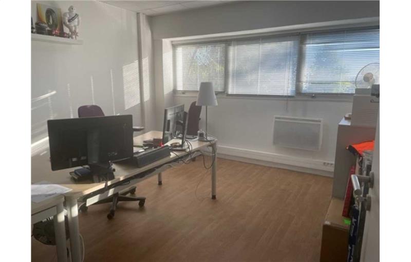 Location d'entrepôt de 838 m² à Saint-Ouen-l'Aumône - 95310 photo - 1