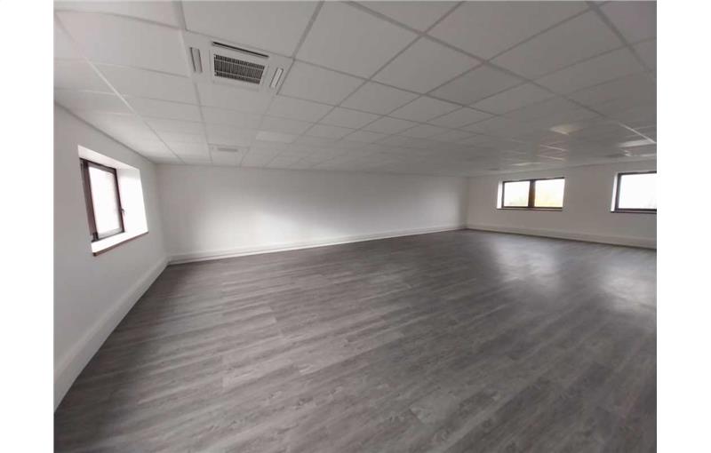 Location d'entrepôt de 1 043 m² à Saint-Ouen-l'Aumône - 95310 photo - 1