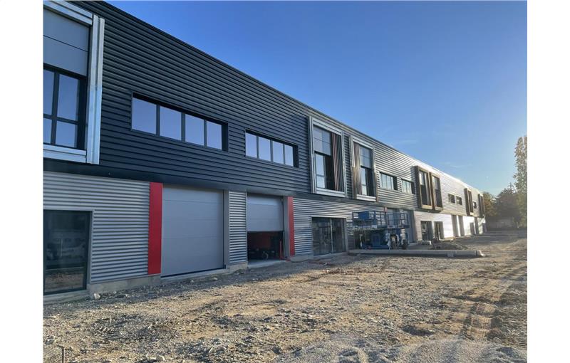 Location d'entrepôt de 3 721 m² à Saint-Quentin-Fallavier - 38070 photo - 1
