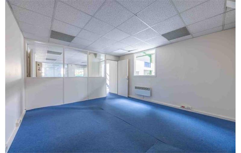 Location d'entrepôt de 1 075 m² à Saint-Thibault-des-Vignes - 77400 photo - 1