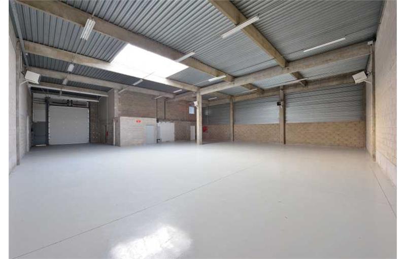 Location d'entrepôt de 329 m² à Saint-Thibault-des-Vignes - 77400 photo - 1